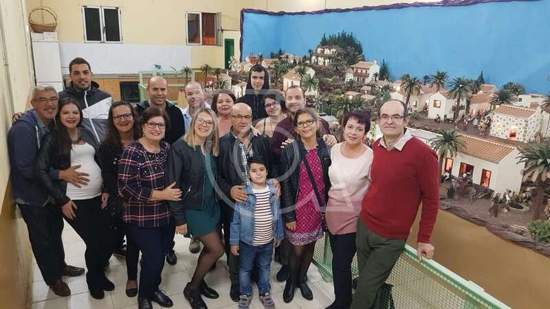 Familiares de Manuel Sánchez, esta noche, en el acto inaugural del belén canario (Foto TA)